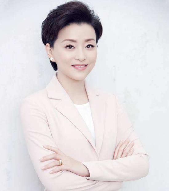老美女演成明星网红视频,从平凡到明星网红的蜕变之路