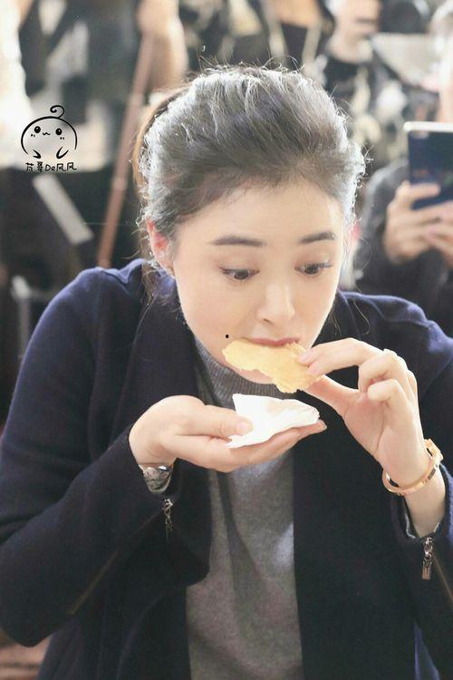 女明星网红吃辣条,女明星网红挑战味蕾极限，美味瞬间引爆网络！