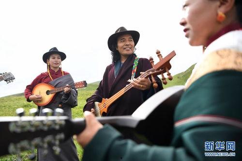 尕藏扎西弹唱今日必吃的瓜,揭秘今日必尝的瓜果美味
