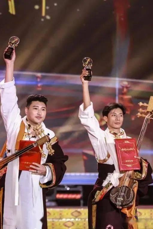 尕藏扎西弹唱今日必吃的瓜,揭秘今日必尝的瓜果美味