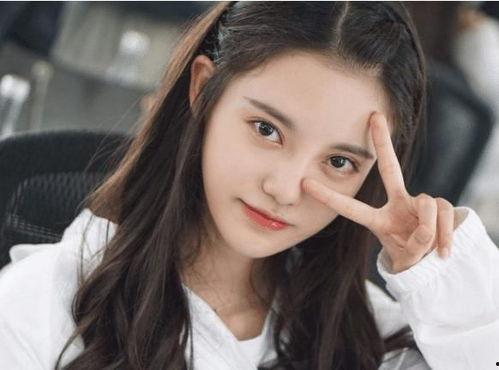 明星网红何婧简历图片,从网红到明星，揭秘她的璀璨成长之路