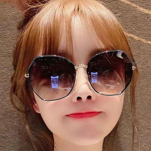 两幅明星网红墨镜照片,时尚潮流谁主沉浮？