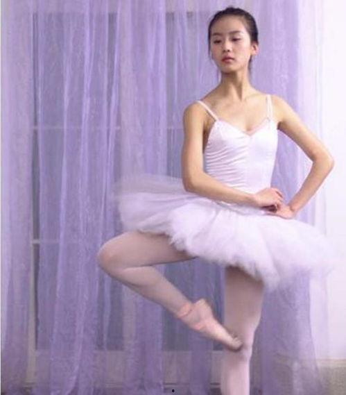 明星网红背心照片女生,明星同款背心，展现夏日魅力瞬间